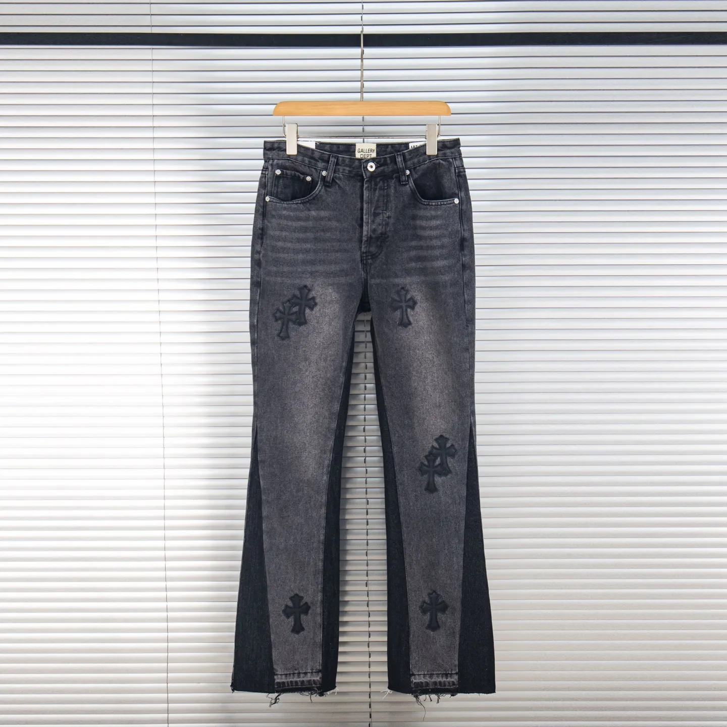 P240 Chrome Hearts Gallery co-branded limited-edition cross-flared flared jeans are a hot item this season and are sought after by countless celebrities and fashionistas. The neat details of the cutting process add color to the playful fashion! The neat and meticulous design, and the well-fitting structure is unique. The upper body not only has outstanding recognition, but also looks younger and younger. A style with the ultimate wearing meaning and performance, gorgeous color matching, and the craftsmanship of this style is also extremely extraordinary. After the finished product is washed, it is disassembled and hand-made with sheepskin cross leather and then spliced ​​together to complete. The whole piece has too many craftsmanship to describe. It is decorated with patchwork cross flowers and high-waisted washed jeans! ! Absolutely high-end luxury product, a god-level single product, a super popular product, made with top heavy industry, a must-see magic weapon that can't be missed. Style number: 1836 Size: 28 30 32 34 36 Color: black